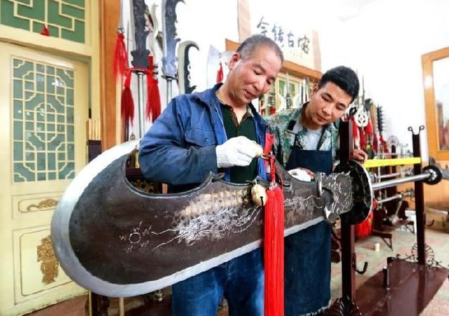 陕西周至这对铁匠父子厉害了,16天打造了一把160斤的青龙偃月刀