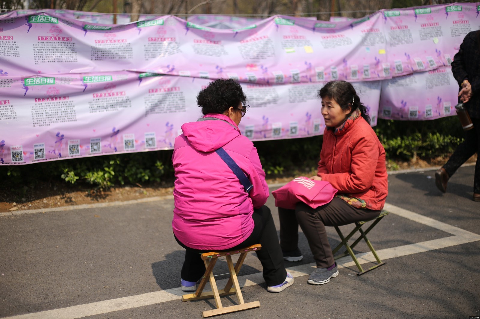 济南千佛山相亲会 大妈带凳子坐着聊天