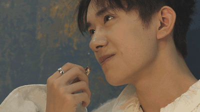 易烊千玺:清冽少年感和沉稳老干部都是你,果然是反差萌大佬