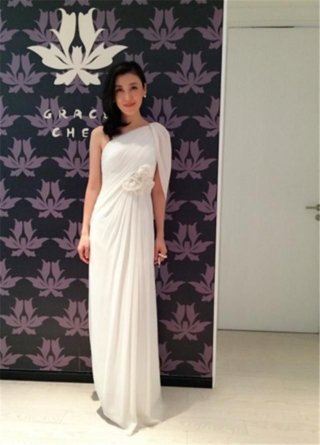 央视《海峡两岸》美女主持人--李红