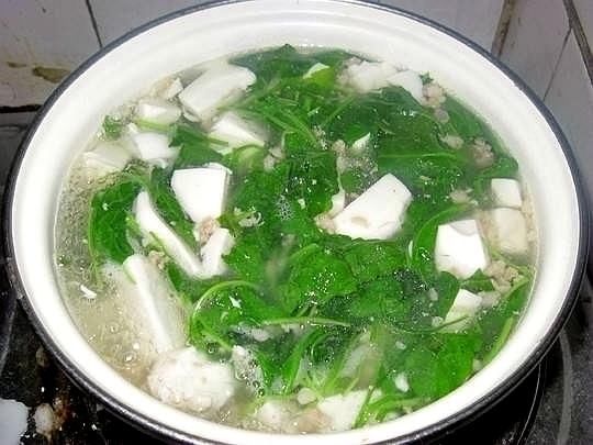 荠菜豆腐汤,解腻爽口.