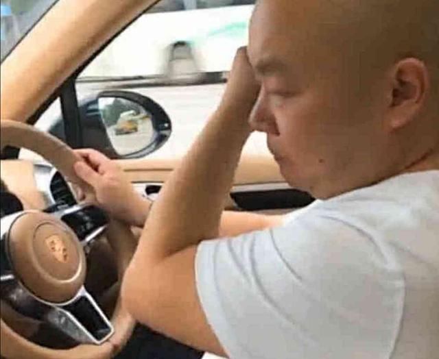 这个男人开着保时捷,边开车边哭,网友:大不了,从头再来
