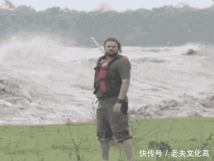 搞笑gif: 果然不是一家人, 不进一家门啊, 这小夫妻我