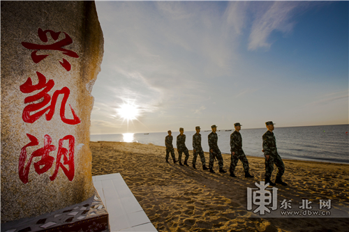 边防官兵巡逻中俄边界 守边境护安全