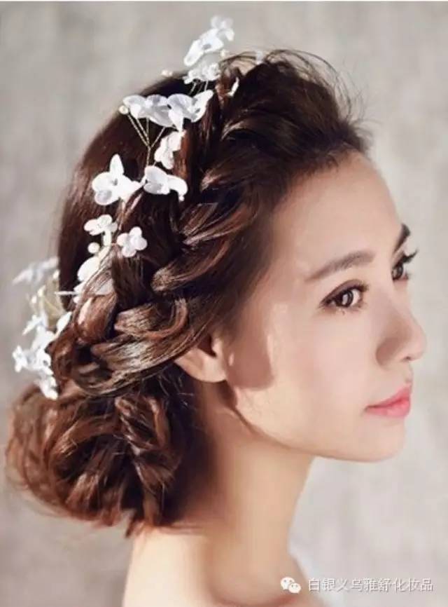 女人再懒也要扎头发,文中介绍了几种扎发样式,这样梳起来,比披头散发
