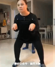 搞笑gif趣图:车胎被扎了,贴俩创可贴凑合用吧!