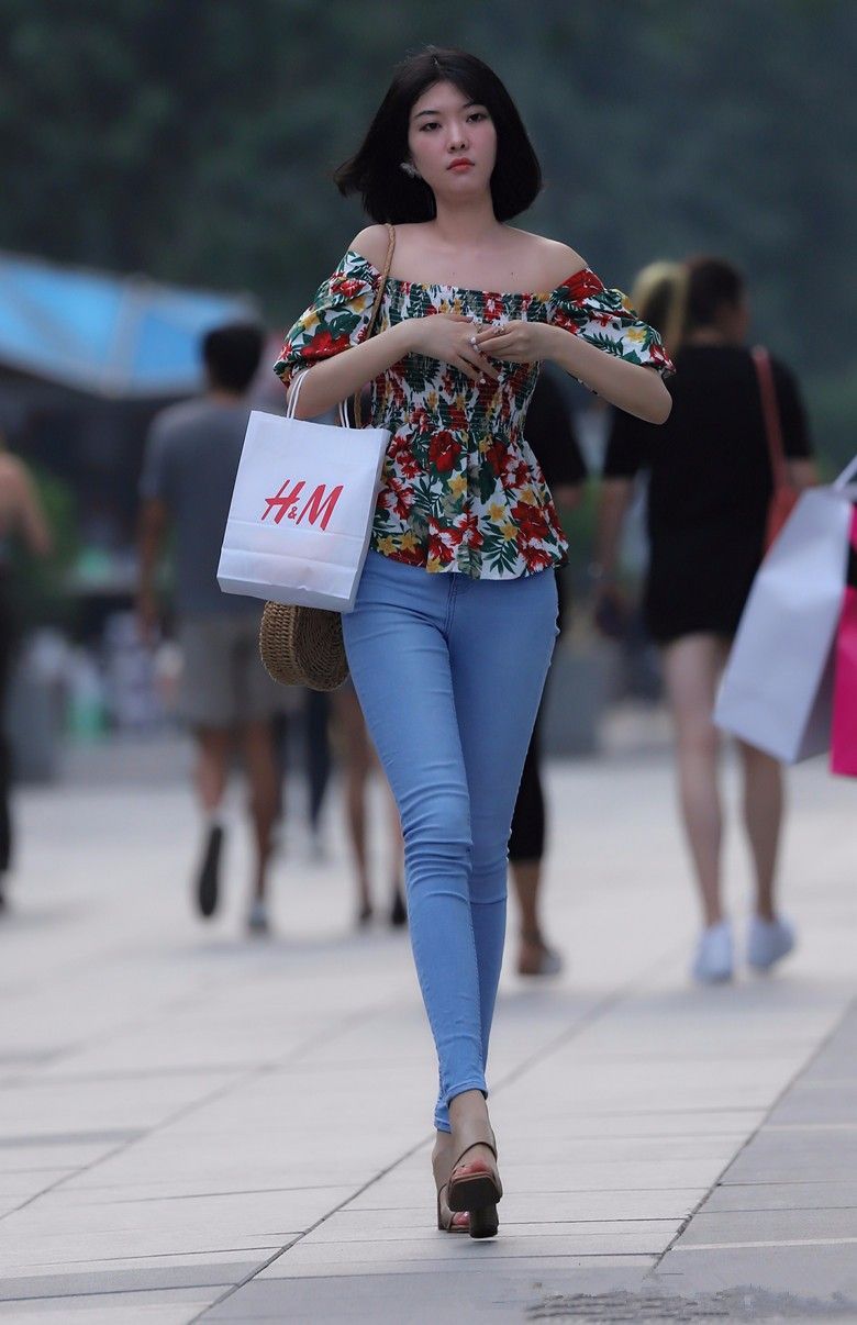 街拍:一直对披着衣服的姑娘,没有什么抗拒力