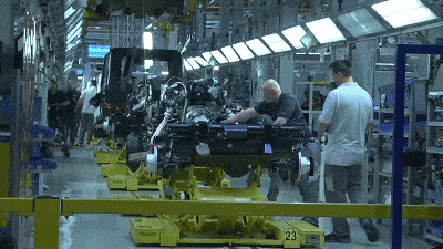 难得一见的工厂内部:非承载式车身,车架与车身单独制造.