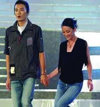 1993年,周迅和窦鹏两个人在杭州演出时相识,窦鹏是王菲前夫窦唯的堂弟