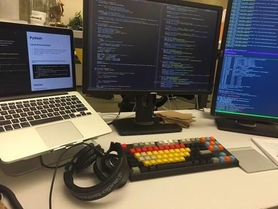 程序员研究院:究竟为什么程序员喜欢用双屏或更多显示器工作编码