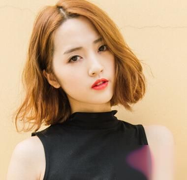 女生不对称烫短发发型 头发的尾端有些内扣的烫短发模样,女生不对称