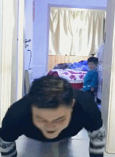 搞笑gif趣图:老爸实力坑娃,宝宝不幸中招