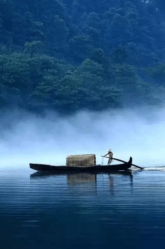 有小船在湖面上游弋,可供游客租船顺流飘荡,也有"渔翁"在湖面撒网,供