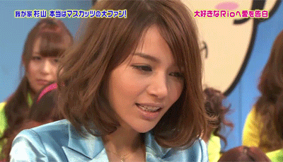 姑娘这是怎么了 突然变的这么腼腆啊