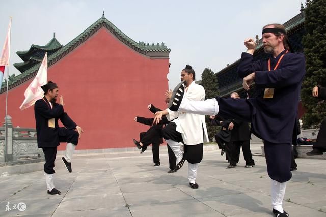 一个道观中只剩下一个老道士,记者采访那个老道士时问为什么道观中就