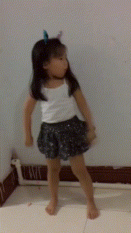 搞笑gif:有钱人就是这样任性,还给手机喝汤