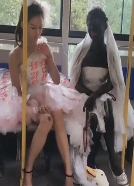 女子穿"塑料袋"坐公交车 下一幕让人脸红!