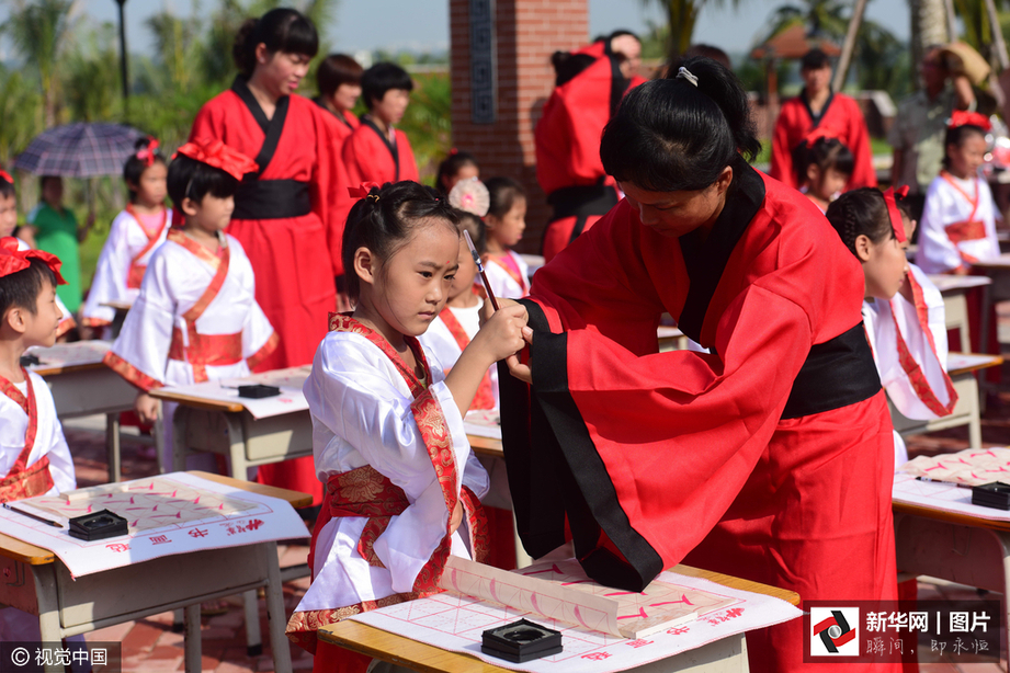 点朱砂写"人"字:图片记录孩子们的"开笔礼"