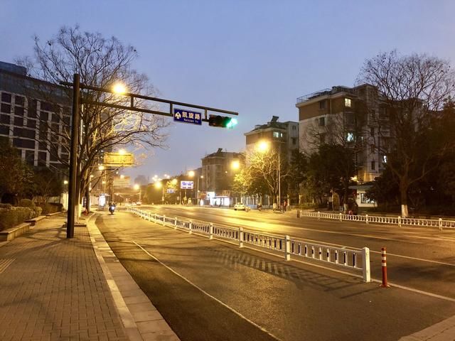我们一家人来到杭州旅行过年,市里街道上空空如也,真是冷清呀.