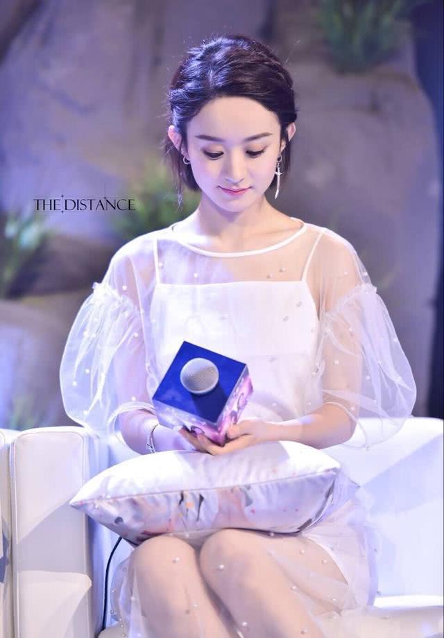 赵丽颖堪称娱乐圈中的拼命三娘,发烧39度依然在赶拍《你和我的倾城时光》,随后又马不停蹄的奔往《知否》剧组,平常想知道她的消息只有从路透或者剧组曝光,今天终于在微博中更新了她的动态! 照片中的颖宝睁着一对大大的硬币眼,顶着齐头帘,小脸肉肉的显得非常可爱,在微博中更是给自己配文:明兰不胖兰!大家都在赵丽颖可爱的时候,有网友看见右下角放的是碗和筷子么?这情节像不像刚吃完饭,撑的不行,大呼:我不胖!吃饱了再减肥.