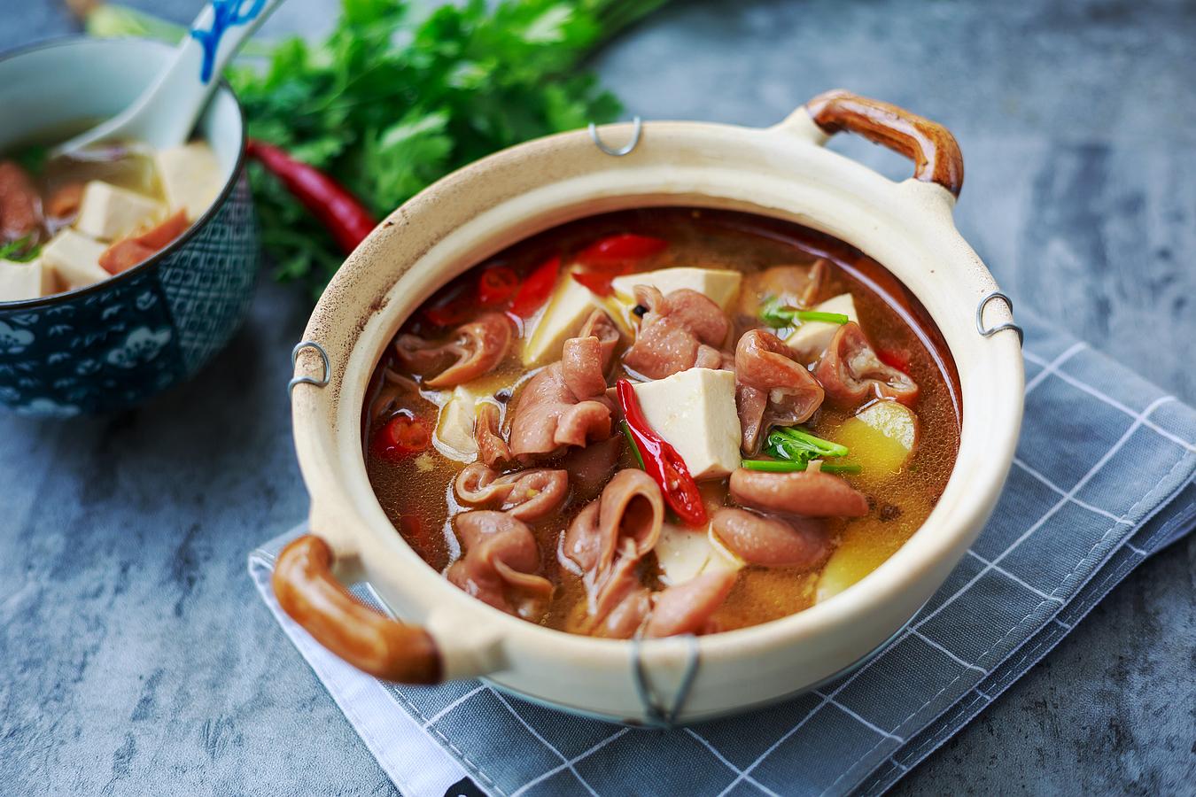 早市上买20元肥肠炖豆腐吃,下饭又下酒,虽不是大餐在饭店吃不到