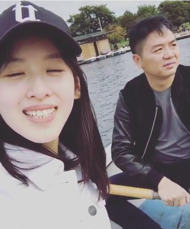 章泽天拉着老公拍时尚杂志,十指紧扣秀恩爱,可刘强东