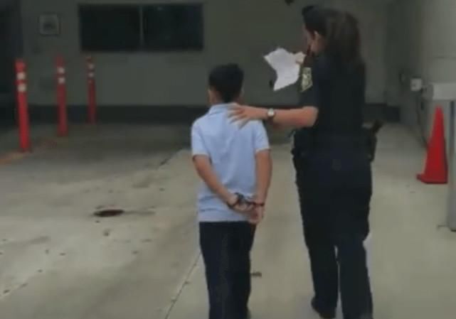 7岁男孩殴打女老师,学校报警后孩子被戴上手铐逮捕