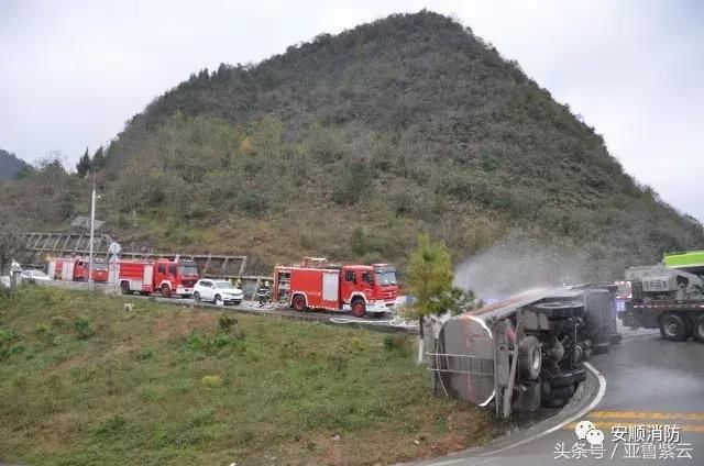 12月8日11时55分许,贵州安紫公路紫云县猫营镇沙坝村酸枣坡路段,一辆