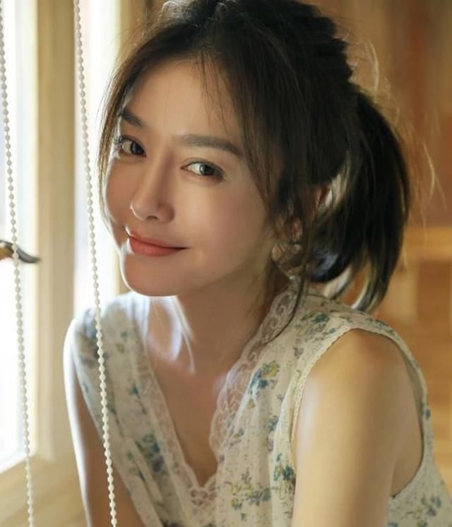 最美的年龄跟了黄晓明4年,如今37岁依然很美,还是孤身