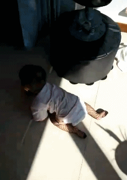 搞笑gif:大姐你这不是取钱,是出来吓人的