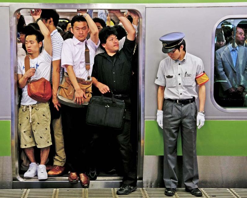 山东小伙在日本体验地铁拥挤,毛毛虫面包挤成鞋垫