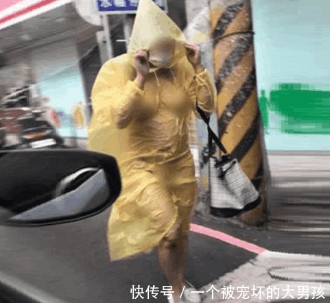 女子穿"透明雨衣"走上街头, 却被大风袭身, 好身材被一览无余!