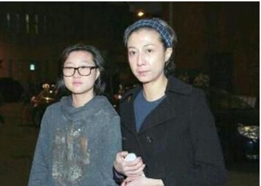 44岁吴绮莉干瘦如柴,看了她年轻时照片太可惜,网友:被