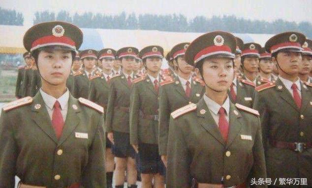 中国军队中,女兵们的帽子,为何经历了5次高低起伏?