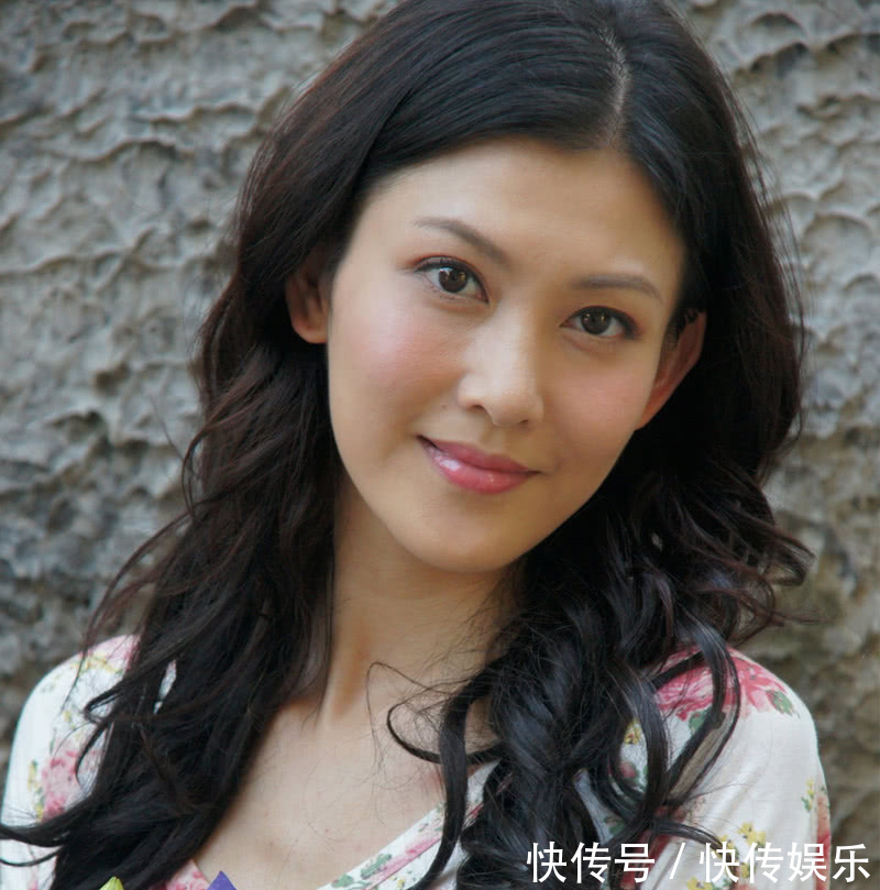 长得妩媚动人,17岁出道的李彩桦,29岁演坏女人红遍全国,如今34岁无人