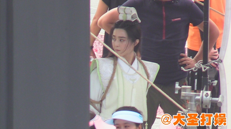 范冰冰《赢天下》遭"捆绑" 白衣俊俏似少年郎