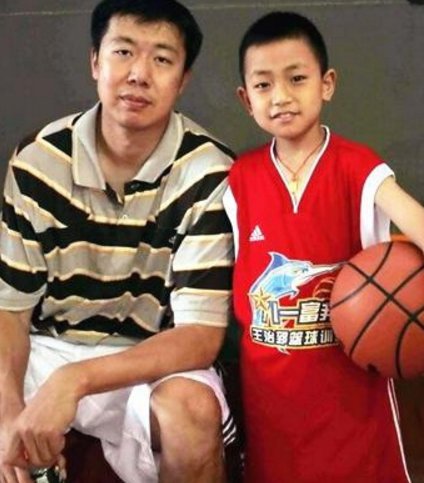 王治郅娶大3岁离异女为妻,被男篮除名妻子仍不弃,坚持
