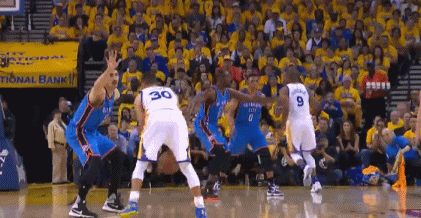 勇士vs雷霆,比赛进行到第一节,杜兰特强突2 1打成,克莱汤普森底角三分