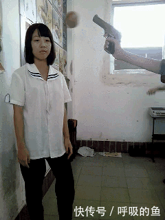 搞笑gif:妹子你这表情是嫌小还是嫌大!