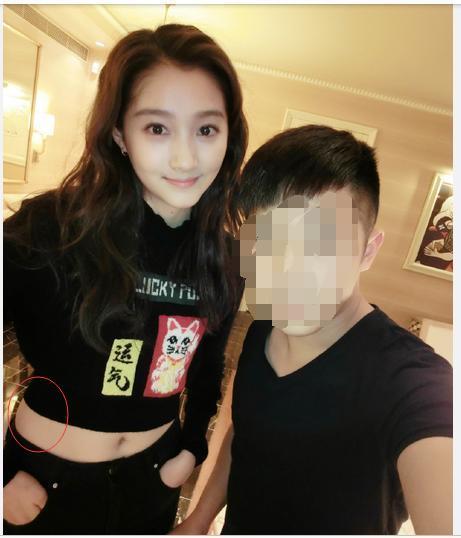 关晓彤穿露脐装与网友合照,身高成亮点,但腰上的肉该减减了!