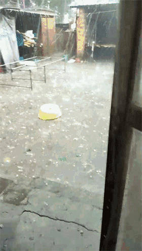 那是因为北部下雨了~~ 目前合肥还是太阳当空 不过,阜阳,亳州,淮北