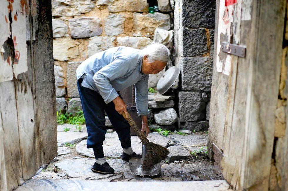 百岁老人15岁嫁入山沟,一辈子从没出过山,与65岁光棍儿相依为命
