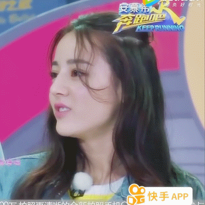 迪丽热巴和baby同穿黑色吊带裙,一个美艳高级,一个却穿成嫩模!