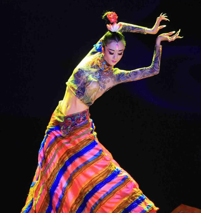 杨丽萍是中国民族舞领域最高成就的舞蹈家,以一只《孔雀舞》红遍国内
