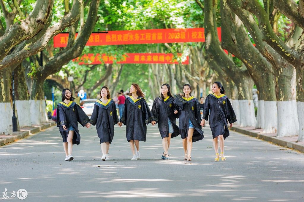 河海大学女生,拍最美校园毕业照