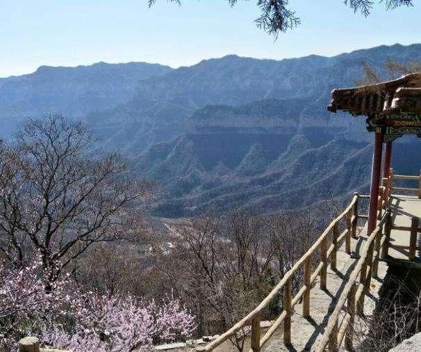 天桂山风景区地处太行山中段,最高峰海拔1054米,属典型的喀斯特地貌