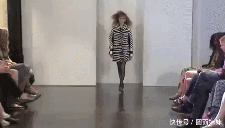 搞笑gif:姑娘,你这手势是什么意思?是要和我玩石头剪子布吗?