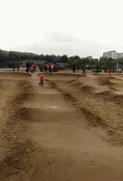 爆笑gif:大哥,别玩了,该去搬砖了