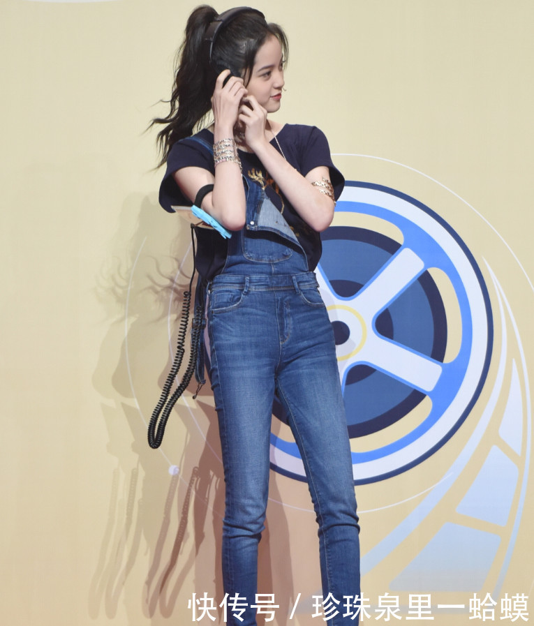 欧阳娜娜真会玩,背带裤掉了一边,网友:这么小就不好好