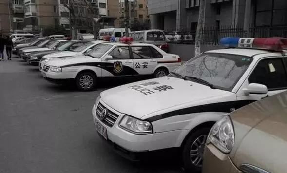 去年,网友爆料,在汉口发展大道江汉公安分局门前,5辆警车违停被集体